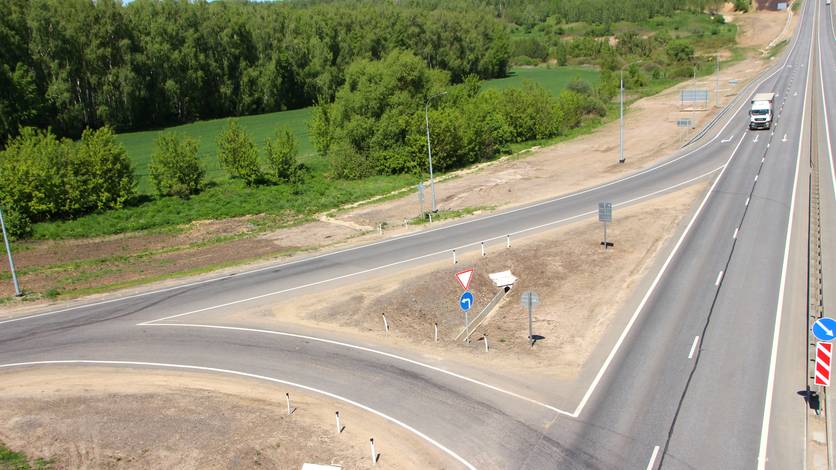 В Орловской области на трассе М-2 "Крым" расширили две дороги до четырех полос Участок с 422-го по 437-й километр проходит через Кромской и Троснянский районы. Для удобства местных жителей установили автобусные остановки, освещение, тротуары, пешеходные переходы и светофоры. Проезжую часть разметили, поставили новые знаки и столбики Вести-Орел. Подписаться
