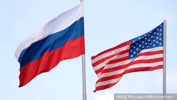 Власти США уведомили Москву о возможности новых санкций в случае отсутствия прогресса в переговорах по Украине, заявил Рубио. Госсекретарь отметил, что Вашингтон уже почти два месяца предупреждает Россию о возможных последствиях отсутствия дипломатического прогресса. По его словам, ужесточение санкций сейчас «становится реальностью». Ранее состоялся телефонный разговор Рубио с Лавровым. МИД РФ сообщил детали — собрали здесь.