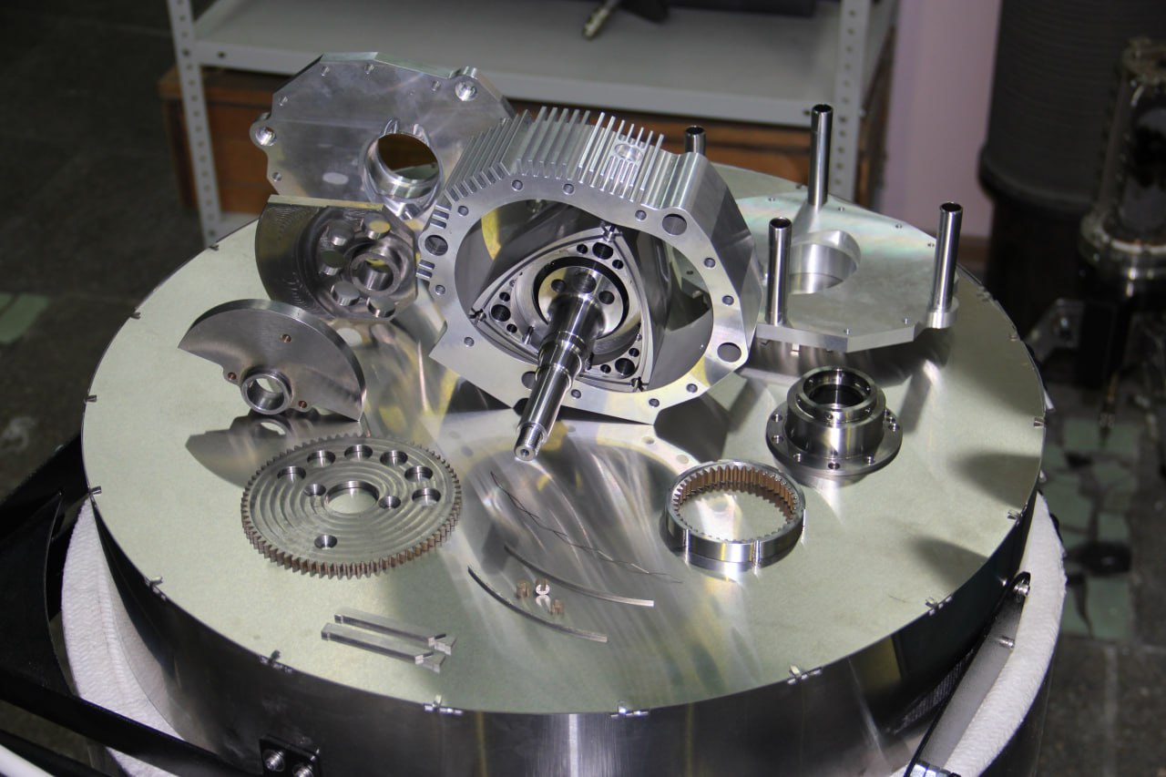 В Томской области разработали отечественный двигатель для беспилотников ТОМСК 22 января ТАСС Ученые Томского научного центра СО РАН совместно с НПЦ БАС Томской области разработали компактный двигатель внутреннего сгорания для беспилотников Его производство планируется запустить в Томской области Менее чем за год создан отечественный роторно поршневой двигатель объемом 300 куб см и мощностью 26 кВт 36 л с предназначенный для беспилотных и самолетных платформ массой до 300 кг Опытный образец был успешно собран и запущен в конце 2025 года Директор НПЦ БАС Томской области Денис Меликов подчеркнул что в регионе планируется переход к полному производственному циклу отечественных компонентов для беспилотников от микроэлектроники до двигателей и элементов корпуса В России сегодня ощущается дефицит двигателей для БПЛА мощностью 20 30 кВт Новый двигатель отличается малым весом и габаритами высокой удельной мощностью простотой конструкции низким уровнем вибраций и возможностью работы на автомобильном бензине