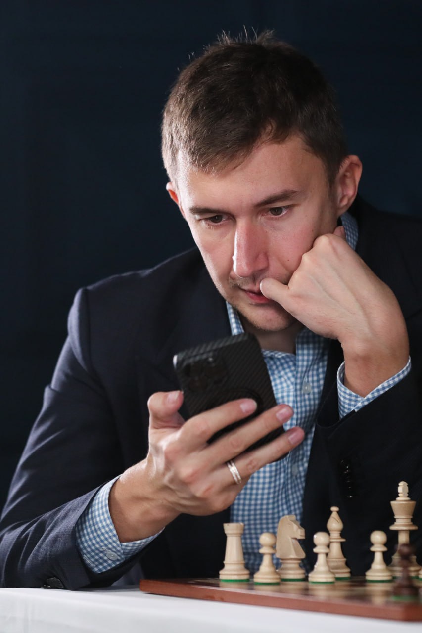 "Абсурдный театр киевского режима" — так российский шахматист Сергей Карякин прокомментировал "Звезде" то, что на Украине его заочно приговорили к девяти годам лишения свободы.  "Этот листок бумаги из Черновцов для меня показатель, что я поступаю правильно. Свою Родину я не предавал и не предам, а настоящие предатели находятся в руководстве Украины!" — заявил шахматист.   СБУ обвинила Карякина в финансировании действий, якобы совершенных с целью насильственного изменения границ Украины.