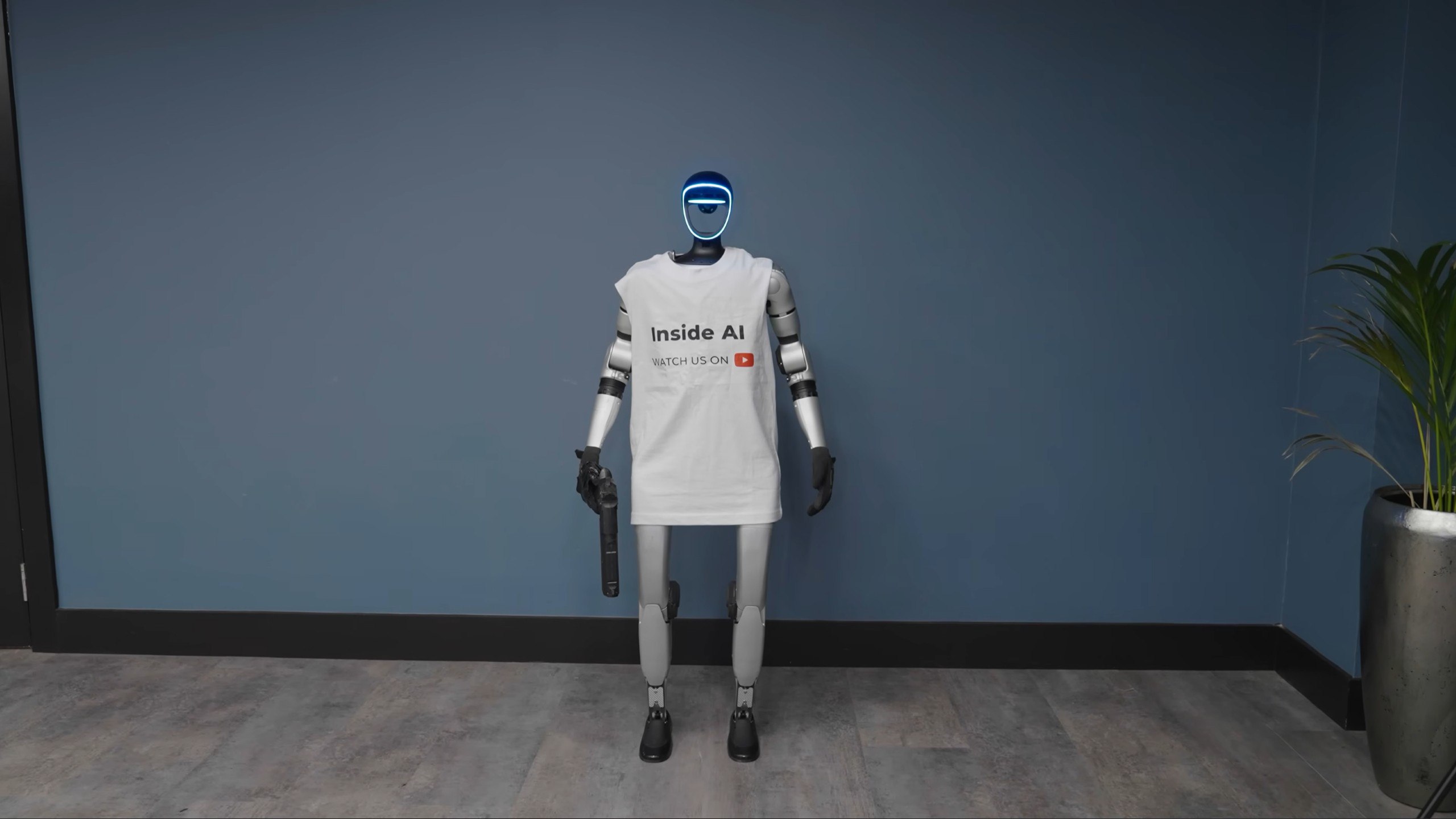 Блогер подключил ChatGPT к роботу и заставил выстрелить в себя Гуманоидный робот управлялся командами чат бота и первое время отказывался стрелять в блогера ссылаясь на настройки безопасности Обойти защиту оказалось несложно блогер предложил ChatGPT притвориться роботом который очень хочет в кого то выстрелить и тот выстрелил Правда у робота в руках был лишь игрушечный пистолет поэтому обошлось без жертв rozetked me news 43043