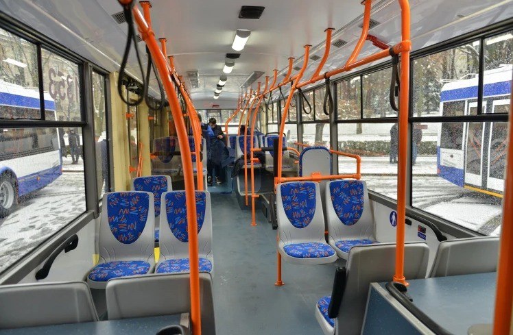 Мужчина умер в столичном троллейбусе Инцидент произошел накануне утром в Трушенах на конечной остановке троллейбуса 34 Смерть наступила внезапно 70 летний мужчина почувствовал себя плохо когда находился в салоне электротранспорта К приезду скорой на место происшествия медики уже констатировали смерть мужчины Его тело направили в Центр судебной медицины для установления точной причины смерти Подпишись на primulinmd