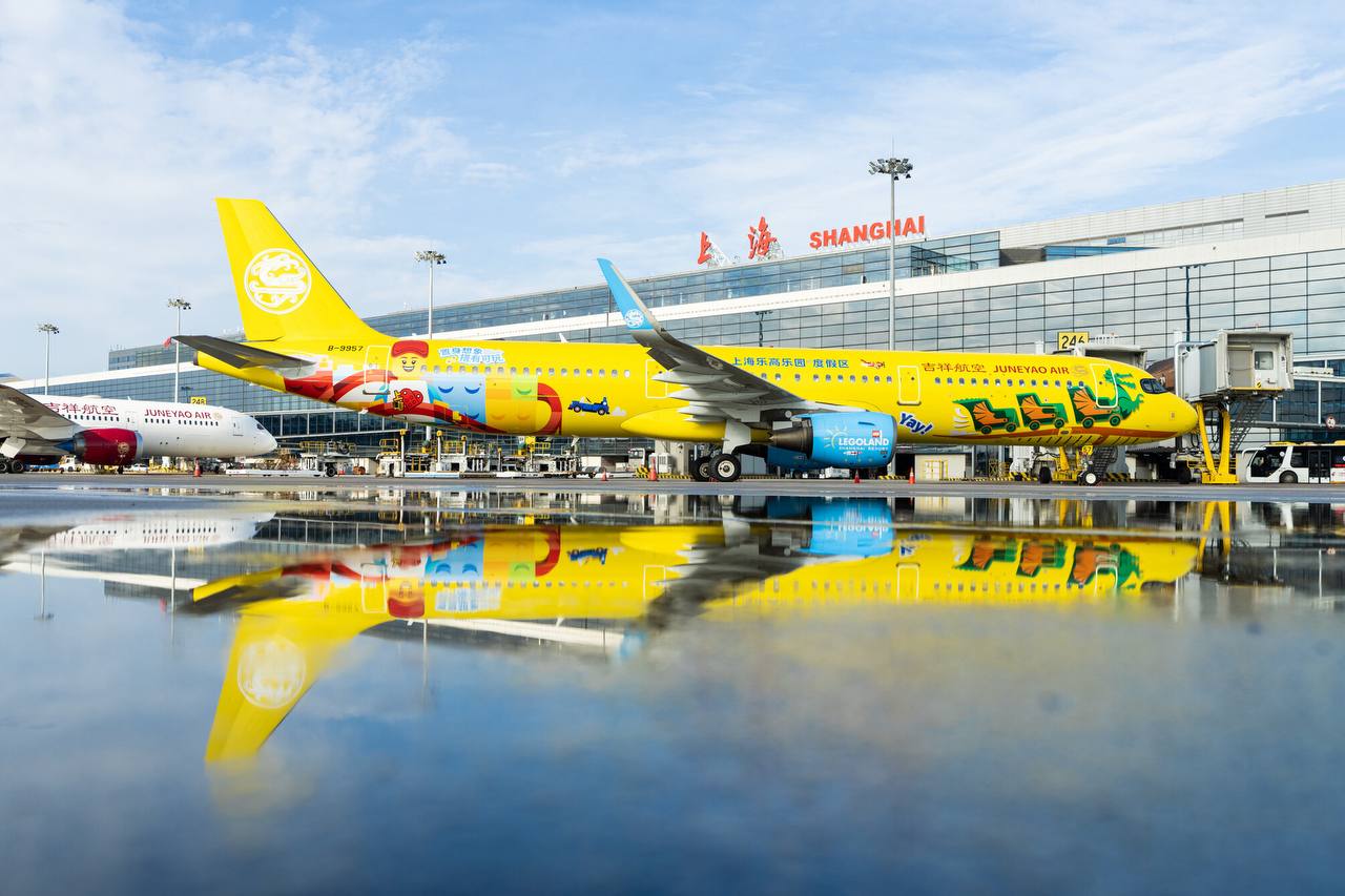 Juneyao Air представила LEGO Airbus A321  Китайская авиакомпания Juneyao Air представила Airbus A321  б/н B-9957  в честь открытия курорта LEGOLAND® в Шанхае.  Одновременно LEGOLAND® Shanghai и авиакомпания объявили о стратегическом партнерстве для создания новой модели «авиация + культурный туризм».  Гости могут в реальном времени отслеживать информацию о тематических рейсах и бронировать места через раздел «LEGOLAND» в приложении Juneyao Air.   Кроме того в тематической зоне LEGO® City курорта авиакомпанией Juneyao Air представлен аттракцион «Junior Flight Academy» . Здесь все желающие дети и взрослые, увлеченные полетами, могут лично «управлять» игривыми и креативными самолетами, испытать процесс взлета и посадки и насладиться удовольствием от полета.    AviaNews