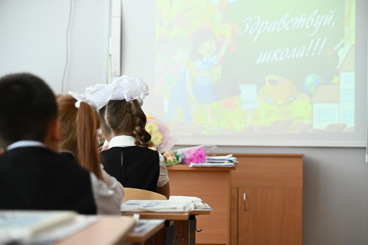 Многодетным семьям Челябинска увеличили выплату на школьную форму В Челябинской области проиндексировали ежегодную выплату на школьную и спортивную форму для ребят из многодетных семей. На сегодня она составляет 10400 рублей на каждого ученика. Родители могут воспользоваться региональной мерой поддержки при соблюдении двух важных условий. На это обратили внимание в министерстве социальных отношений области. — Оформить выплату можно на каждого школьника, не достигшего 18 лет, если среднедушевой доход в многодетной семье не превышает двукратную величину прожиточного минимума для трудоспособного населения, установленную на территории Челябинской области. В этом году — 35 564 рубля. Также важно, чтобы был подтвержден статус многодетной семьи, — уточнили в ведомстве. Доходы не учитываются только в том случае, если отца ребенка мобилизовали для участия в спецоперации. Голосовать за канал