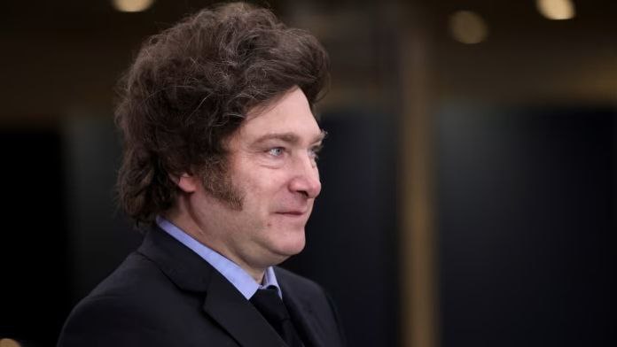 Хавьер Милей признал наличие политических ошибок после поражения его партии на местных выборах Будет проведен глубокий анализ данных который приведет к глубокой самокритике и мы исправим те вещи в которых ошиблись Правящая партия Аргентины Свобода наступает проиграла выборы в заксобрание провинции Буэнос Айрес Об этом свидетельствуют данные которые обнародовали власти региона после подсчета 84 3 голосов radiomirby