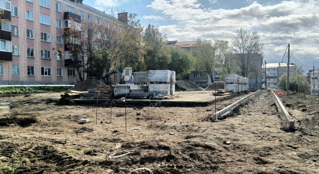 Детская площадка на Сахалинской будет готова до конца года На улице Сахалинской в Долинске продолжается возведение многофункциональной детской площадки На площади 2000 м² будет оборудовано пространство для детей всех возрастов Здесь установят игровые и спортивные комплексы элементы благоустройства уложат резиновое покрытие проведут освещение и озеленение В настоящее время выполнены земляные работы подрядчик приступил к установке бордюров Новые современные зоны отдыха появятся также в селе Сокол на улице Парковой и в селе Быков на улице Торговой там тоже ведется активное строительство Поэтапный ввод объектов в эксплуатацию запланирован до конца 2026 года Данные инициативы реализуются губернатора Валерия Лимаренко в рамках масштабной областной программы по развитию городской среды