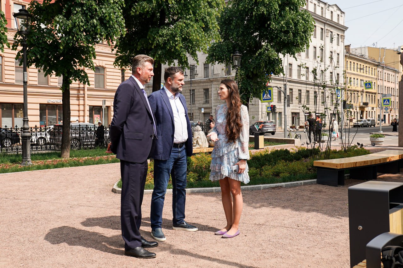 В Петербурге открылся первый благоустроенный сквер в этом году Совместно с временно исполняющим обязанности главы Центрального района Максимом Романцовым открыл первый благоустроенный в рамках программы «Формирование комфортной городской среды» сквер на пересечении ул. Некрасова и Маяковского. В конце 2023 года местные жители обратились в администрацию с просьбой благоустроить сквер, находящийся недалеко от гимназии № 171. К разработке концепции были привлечены ученики гимназии и студенты Института Дизайна пространственной среды Санкт-Петербургского государственного университета промышленных технологий и дизайна. В прошлом году был разработан проект и прошел несколько этапов обсуждения с жителями. Губернатор Санкт-Петербурга Александр Дмитриевич Беглов обращает особое внимание на то, чтобы все проекты благоустройства отвечали потребностям и интересам жителей. В рамках работ по благоустройству выполнено зональное деление сквера, установлено новое детское игровое оборудование, скамейки с урнами, выполнено дополнительное озеленение сквера высажены ели, ивы, сосны, форзиции, спиреи .