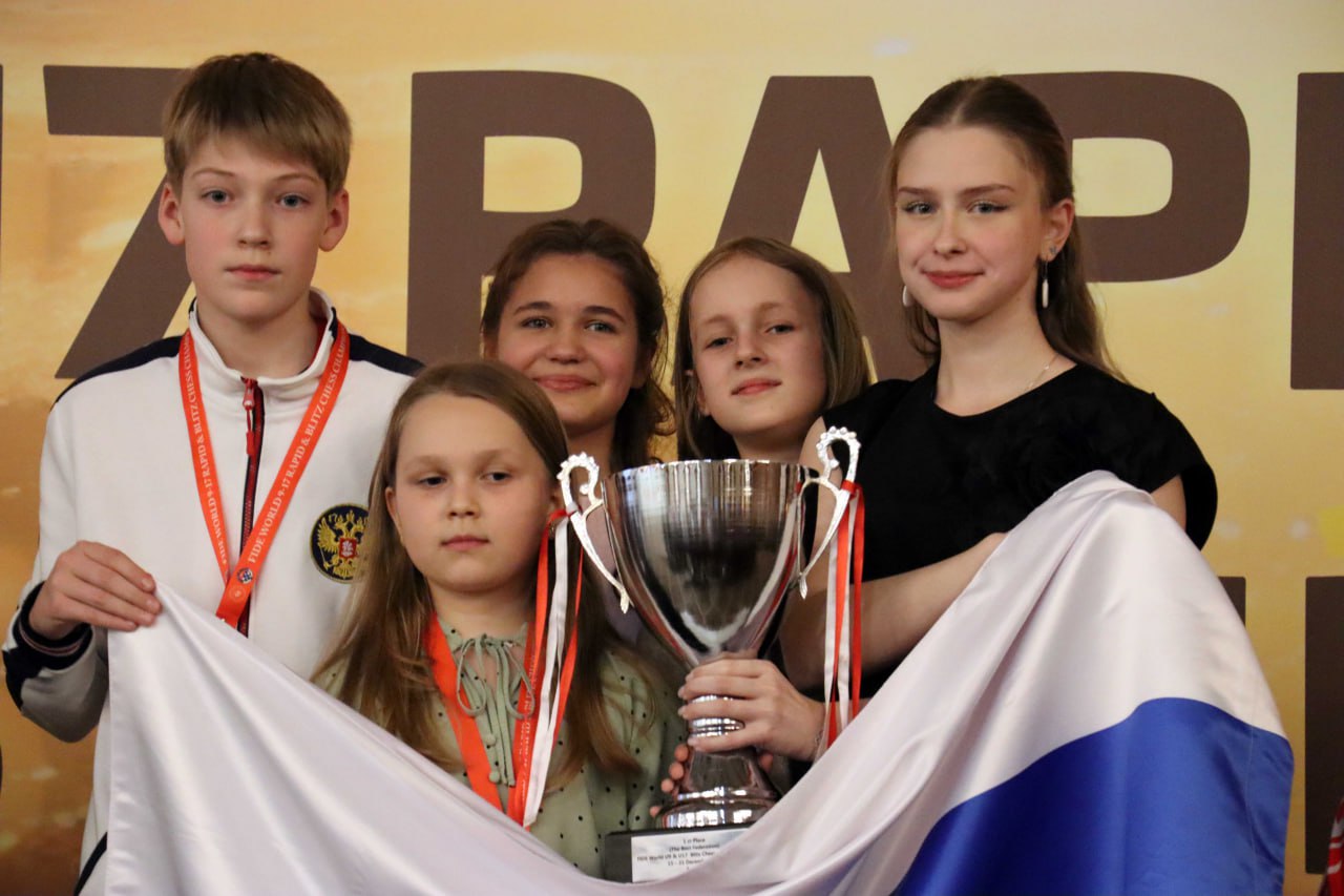 Российские шахматисты успешно выступили на детско юношеском чемпионате мира по рапиду и блицу Несколько часов назад в Анталье завершились чемпионаты мира по рапиду и блицу в возрастных категориях до 9 11 13 15 и 17 лет Российские шахматисты завоевали на этих соревнованиях восемь медалей Рапид девочки до 11 лет Алиса Юнкер Рапид девочки до 13 лет Кристина Завиваева Рапид девушки до 17 лет Евгения Сатановская Блиц девочки до 9 лет Варвара Волкова Блиц девочки до 11 лет Алиса Юнкер Блиц мальчики до 13 лет Макар Бердашкевич Блиц девочки до 13 лет Кристина Завиваева Блиц девушки до 17 лет Евгения Сатановская Также российские юниоры заняли первое место в командном зачёте чемпионата мира по блицу Отдельно отметим что на церемонии награждения присутствовала государственная символика ребята поднялись на пьедестал с флагом а в честь победителей несколько раз прозвучал гимн Российской Федерации Поздравляем всех с выдающимися результатами и желаем ещё больших успехов в будущем Ph Федерация шахмат Турции новости chessgames