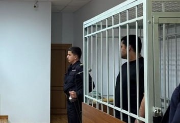 Апелляционная инстанция Ивановского областного суда рассмотрела апелляционные жалобы стороны защиты на постановление Октябрьского районного суда г Иваново о продлении на два месяца по 14 декабря 2025 года включительно меры пресечения в виде заключения под стражу в отношении бывшего директора департамента дорожного хозяйства и транспорта Ивановской области Дмитрия Вавринчука обвиняемого в совершении двух преступлений предусмотренных ч 6 ст 290 УК РФ Защитники ходатайствовали об изменении в отношении своего подзащитного меры пресечения с заключения под стражу на домашний арест прокурор просил оставить меру пресечения без изменения Суд апелляционной инстанции оставил постановление суда первой инстанции без изменения Постановление Октябрьского районного суда г Иваново от 7 октября 2025 года вступило в законную силу Таким образом Вавринчук к 14 декабря пробудет в СИЗО уже восемь месяцев