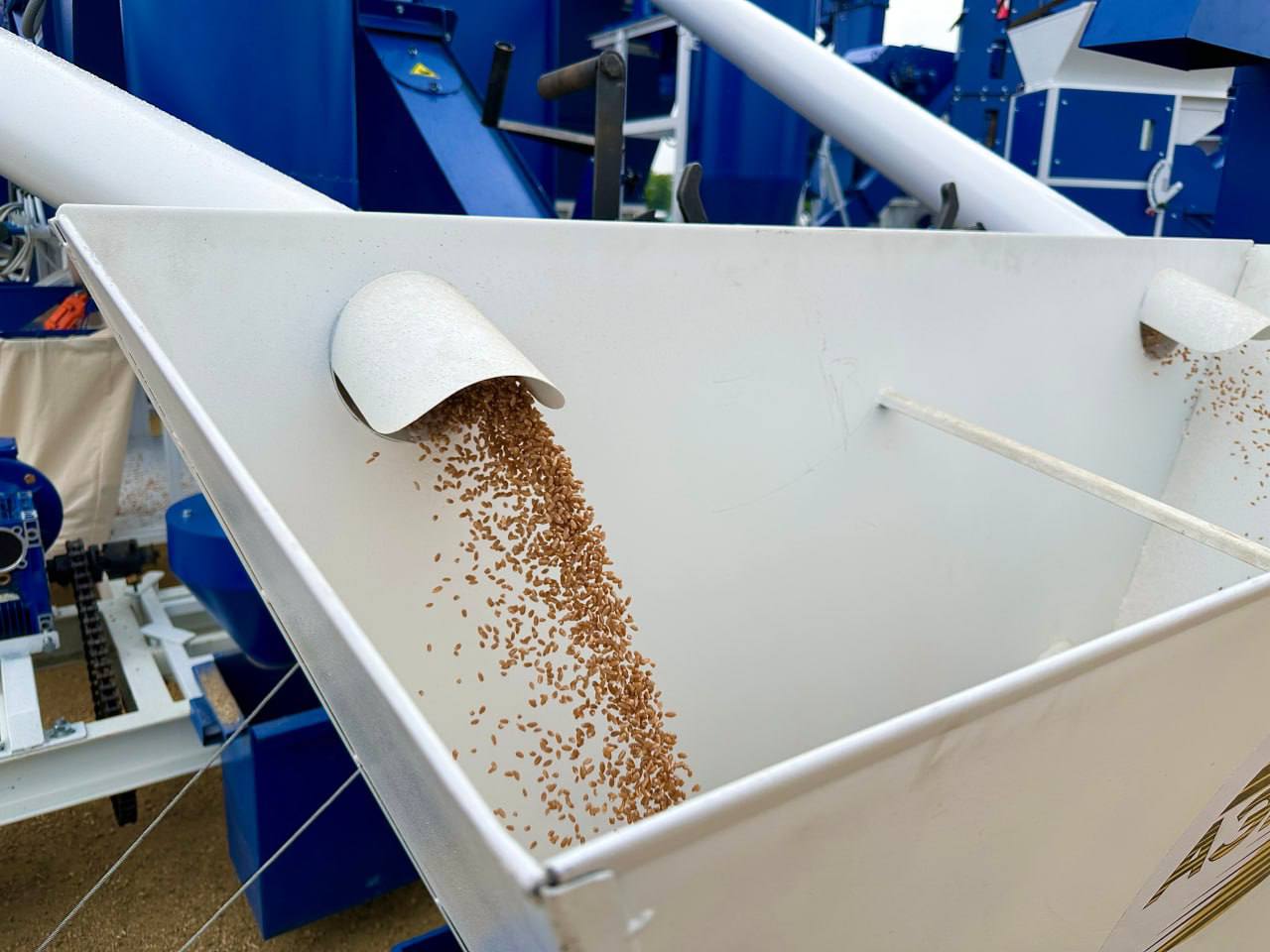 Аренда зерновозов для экспорта через Черное море может подорожать на 22 Это связано с увеличением дальности поставок на 40 из за неурожая на Юге В настоящее время основной экспорт обеспечивают регионы Черноземья Поволжья и Сибири В первом квартале 2026 года аренда зерновоза может составить 3 3 тысяч рублей в сутки за вагон а доставка 1 тонны зерна 4 тысячи рублей АПК