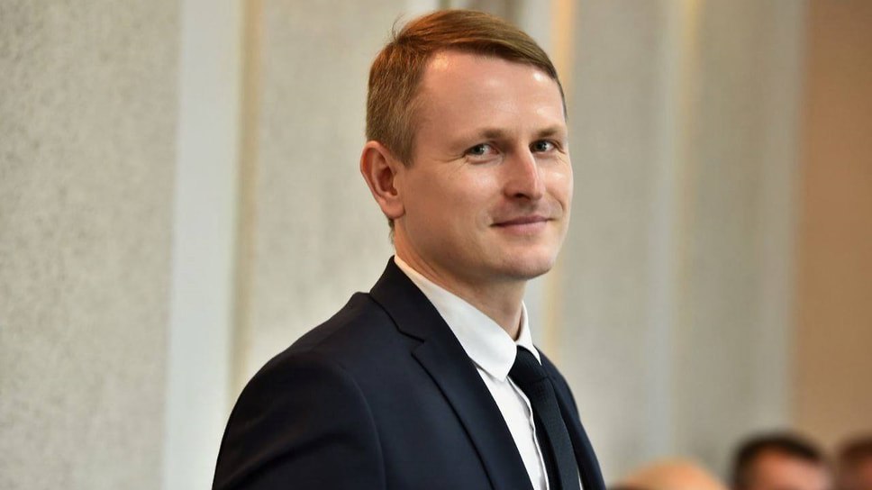 Роман Шувалов назначен министром экономического развития Ярославской области. Об этом сообщил губернатор Михаил Евраев. Шувалов — уроженец Мышкина, выпускник президентской программы подготовки управленческих кадров, победитель проекта «Ярославский резерв», имеет два высших образования. Ранее он возглавлял Фонд регионального развития области. Дмитрий Аминов, занимавший пост министра, стал вице-губернатором и руководителем администрации губернатора. Фото: Пресс-служба правительства Ярославской области Еще больше новостей — в Telegram-канале «Ъ-Ярославль»