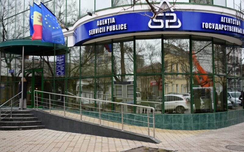 АГУ призывает граждан проверить свои удостоверения личности перед выборами  Агентство государственных услуг АГУ призвало граждан Республики Молдова заранее проверить действительность своих документов удостоверяющих личность в связи с парламентскими выборами 28 сентября Согласно Избирательному кодексу голосование осуществляется на основании удостоверения личности или бюллетеня временных документов или паспорта гражданина Республики Молдова в том числе с истёкшим сроком действия за исключением случаев недействительности Граждане которым необходимы новые документы могут обратиться в территориальные подразделения АГУ а лица находящиеся за рубежом могут подать заявления в дипломатические представительства и консульские учреждения Республики Молдова В государствах где такие структуры отсутствуют заявления можно подать в любое дипломатическое или консульское учреждение Подробную информацию о выдаче документов сроках тарифах и часах работы можно найти на официальном сайте ASP www asp gov md aifmoldova