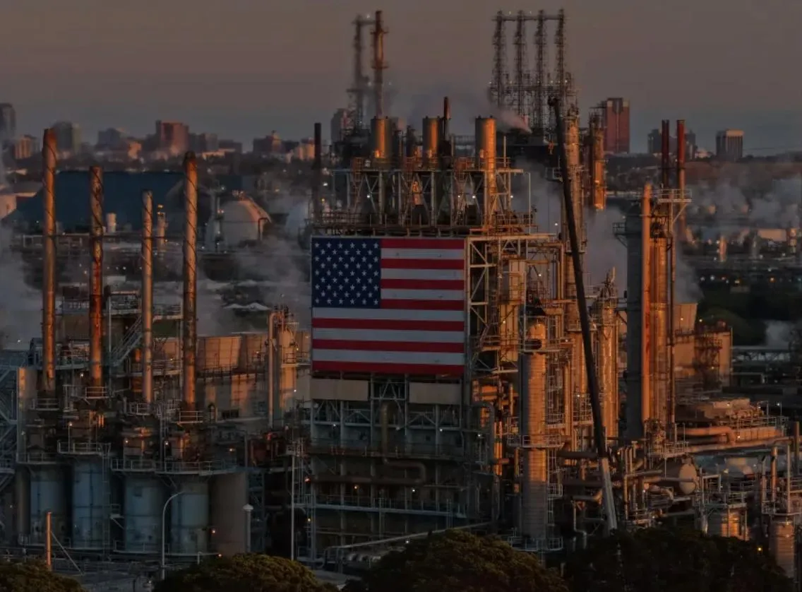 Экспорт нефти из США в конце апреля достиг рекордных показателей как и цены на топливо Провести параллели не сложно У Трампа есть ядерный вариант для резкого снижения цен на бензин пишет CNN Очевидно что это ограничение экспорта нефти и топлива Представители отрасли признают что экспортный контроль может сдерживать рост цен в краткосрочной перспективе Однако в долгосрочной перспективе они опасаются что такие ограничения разорят американские НПЗ и подорвут репутацию Америки как надежного поставщика потенциально ввергнув ее союзников в рецессию Тут отмечается что администрация Трампа министр энергетики Райт и другие ответственные лица заявляют что ограничения на экспорт не рассматривается Однако некоторые законодатели надеются что Белый дом пересмотрит свое решение При этом все понимают что длительный запрет на экспорт нефти невозможен по причине того что Штаты сами импортируют 6 5 млн баррелей нефти в день а запрет может вызывать цепную реакцию Однако нельзя исключать ограничений на экспорт нефтепродуктов что ослабит давление на внутренний рынок перед промежуточными выборами