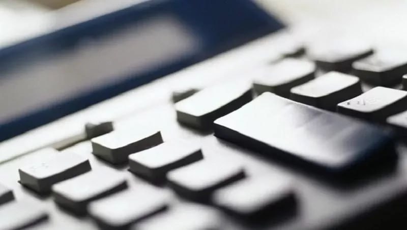 Социальные расходы бюджета Челябинской области увеличатся 512,1 миллиона рублей будет направлено на социальную поддержку отдельных категорий южноуральцев - в связи с увеличением числа получателей. На мероприятия в сфере культуры и спорта предусмотрено около 590 миллионов рублей. На социальную поддержку обучающихся, члены семей которых являются участниками специальной военной операции, направят 181,7 миллиона рублей денежные средства пойдут в том числе на обеспечение ребят бесплатным двухразовым горячим питанием . На обеспечение жителей Челябинской области лекарствами и медицинской помощью, проведение капитального ремонта в учреждениях здравоохранения и приобретение медицинского оборудования предусмотрено 720 миллионов рублей. ПОДРОБНЕЕ URALPRESS.RU