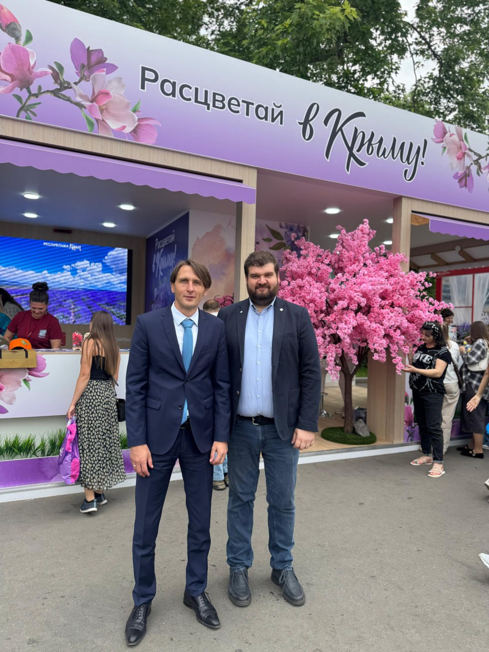В рамках форума «Путешествуй!» состоялась встреча Дмитрия Манина, руководителя Регионального совета Российского союза туриндустрии и советника президента РСТ с Сергеем Александровичем Ганзием, министром курортов и туризма Республики Крым. На встрече обсудили вопросы развития тур отрасли в Республике Крым, а также возможность увеличения присутствия РСТ в регионе. Также договорились об участии союза в региональных отраслевых мероприятиях в этом году.
