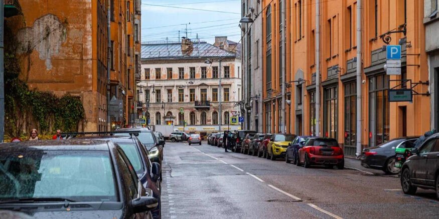 Петербургским водителям отменили штрафы за неоплату парковки из-за БПЛА в День ВМФ. Аппараты появились в воздухе над Ленобластью и спровоцировали ограничения в аэропорту Пулково 27 июля. Из-за этого временно была приостановлена работа нескольких сервисов, в том числе системы оплаты парковки. Фото: СПб ГБУ «ГТИБ»