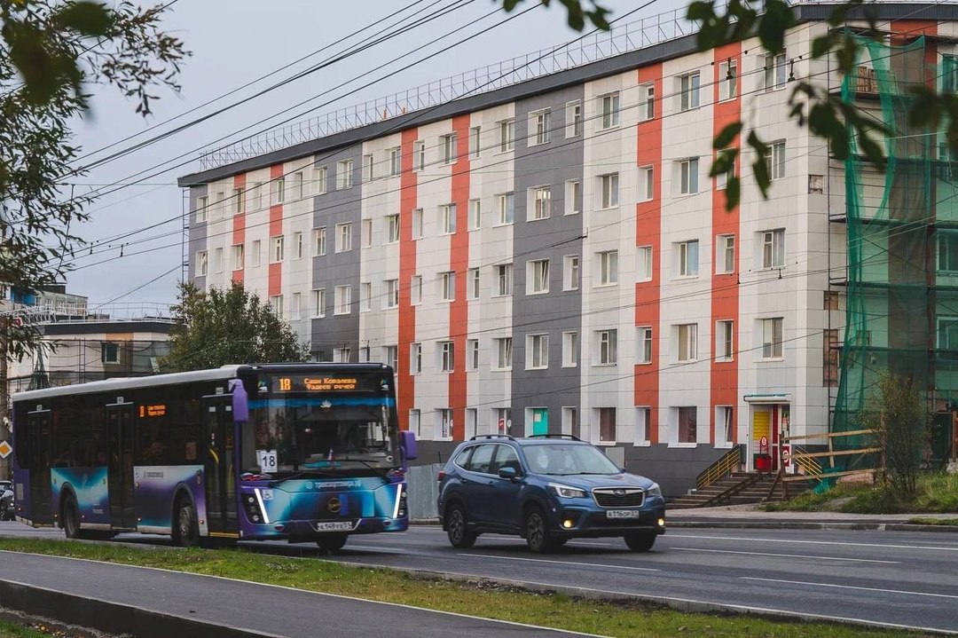 В Мурманской области завершен капитальный ремонт 77 многоквартирных домов В них выполнены 228 видов работ. Ещё по 514 домам работы продолжаются. На сегодняшний день капитально отремонтировали: - 53 крыши; - 35 фасадов; - 5 фундаментов; - 2 подвала. Заменили: - 39 водоподогревателей; - 38 лифтов; - 56 внутридомовых инженерных систем. Лидеры по количеству капитально отремонтированных в 2025 году домов — Мурманск, Североморск, Видяево и Заозерск. Всего с 2019 года в Мурманской области были капитально отремонтированы 2284 многоквартирных дома, в том числе в рамках стратегического плана «На Севере – жить!».
