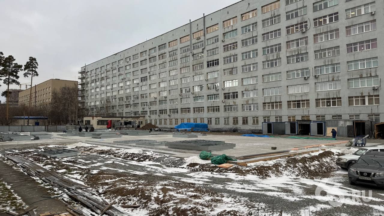 В минздраве недовольны главврачом ГКБ 40 и ищут ему замену Больница опаздывает с запуском приемного отделения который строят на федеральные деньги До сдачи объекта осталось чуть больше месяца Если к концу года работы не закончат у министра Татьяны Савиновой появится повод уволить главврача больницы Александра Прудкова В кулуарах уже обсуждают вероятных кандидатов на его место Один из них руководитель Красноуфимской районной больницы Павел Мясников После того как Савинова возглавила министерство в отставку ушли руководитель госпиталя ветеранов войн глава кардиоцентра и глава областного медицинского колледжа Новости из Екатеринбурга