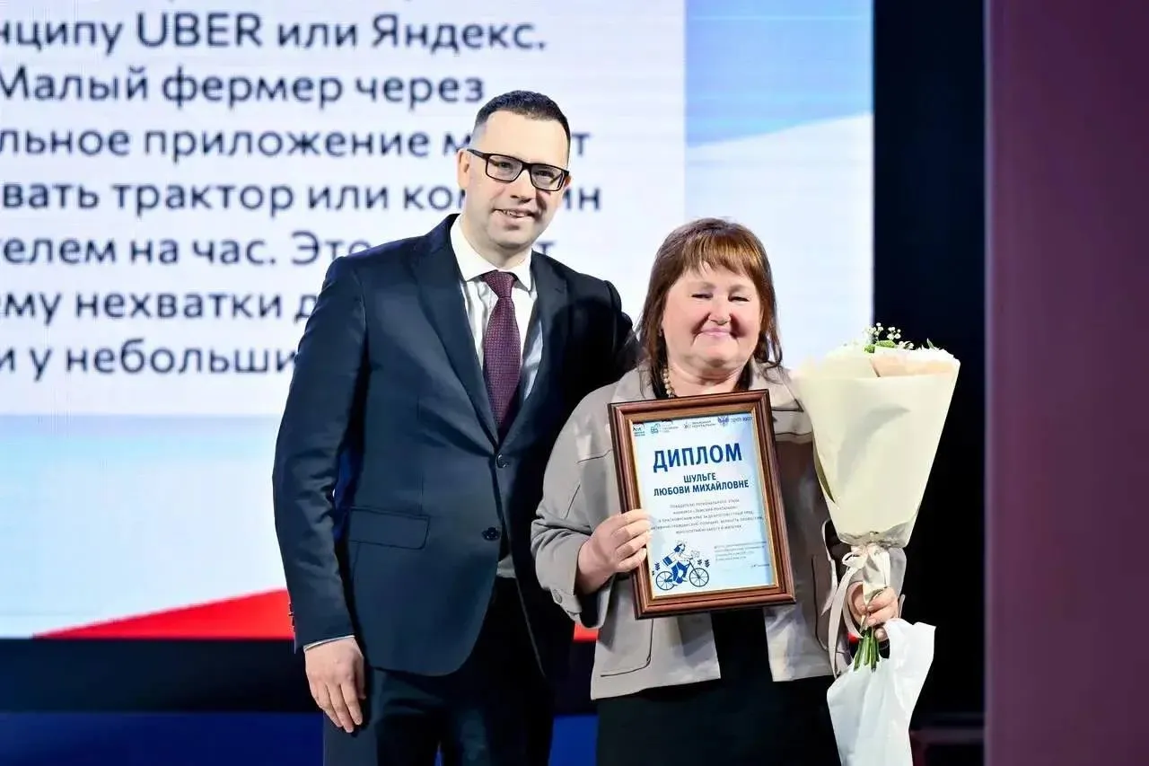 Владислав Зырянов на форуме Есть результат наградил регионального победителя Всероссийского конкурса Единой России Земский почтальон В этом году заявки на конкурс прислали более 60 почтальонов из всех уголков нашего региона Победителем стала Любовь Шульга из деревни Крутая Емельяновского округа Любовь Михайловна не просто сотрудник почты она еще и мать четверых детей Это человек стержень Емельяновские просторы не городская застройка с четкой нумерацией домов Это разбросанные на километры населенные пункты а почта должна прийти вовремя И она приходит Летом на велосипеде зимой на снегоходе а в паводок и вовсе на лодке Но самое важное человеческое участие и неравнодушие В метель Любовь Михайловна шла по деревне и заметила что у 85 летней жительницы не идет дым из трубы забеспокоилась зашла И не зря Бабушка упала подняться не могла помощи ждать было неоткуда Любовь Михайловна вызвала скорую и оставалась рядом до приезда врачей Спасли человека Или взять пандемию Дети на дистанте учебники и тетради развозить некому И снова почтальон садится на свой транспорт Она буквально стала связующим звеном между школой и домом рассказал региональный координатор проекта партии Российское село Владислав Зырянов По словам самой победительницы работа у нее непростая но именно она дает главное ощущение нужности людям Здесь мой дом мои люди В городе я была бы одним из многих почтальонов А здесь я та кто помогает деревне жить Меня знают мне доверяют Когда бабушка Марья говорит Люба ты как родная я понимаю что всё делаю правильно Да работа непростая но она даёт мне ощущение нужности а это дороже денег