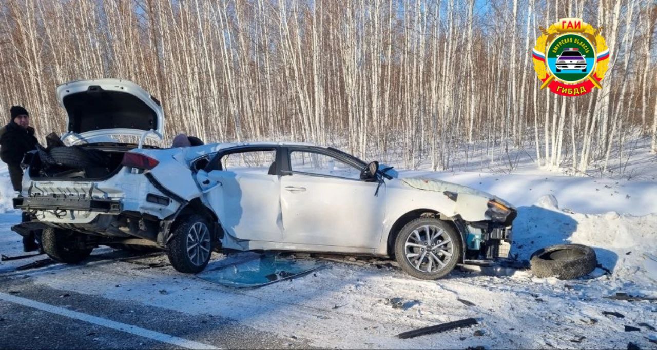 Сотрудниками полиции устанавливаются обстоятельства дорожно транспортного происшествия произошедшего сегодня в Магдагачинском округе На 1053 км автодороги Амур произошло столкновение автомобилей Hyundai K5 и ГАЗ Соболь В результате автоаварии водитель легкового автомобиля 1998 года рождения от полученных травм скончался на месте происшествия водитель автомобиля ГАЗ с травмами госпитализирован в медицинское учреждение В настоящее время на месте ДТП работают сотрудники Госавтоинспекции и следственно оперативная группа ОМВД России Магдагачинский