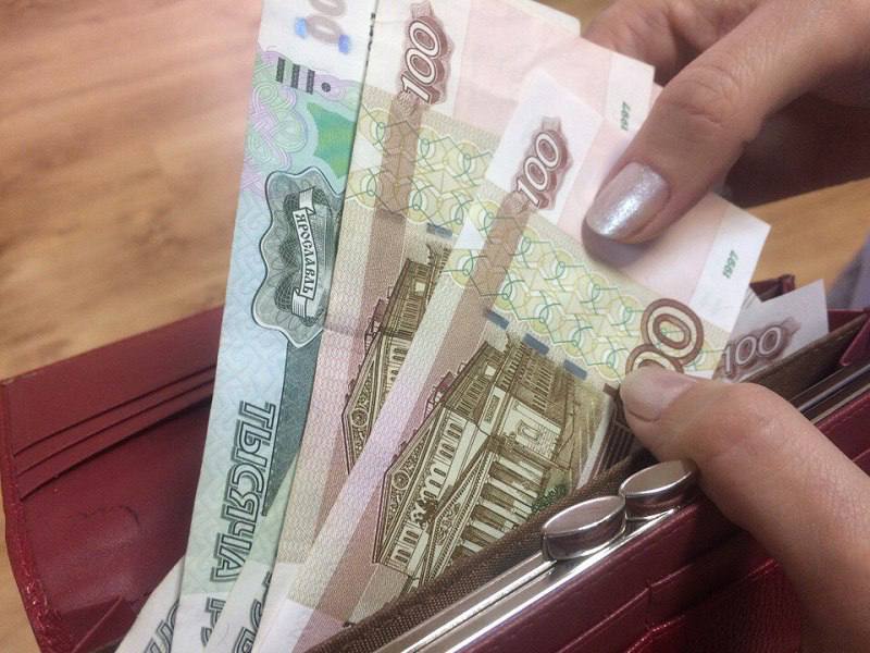 В Воронеже преподавательницу осудили за взятки от студента Исполняющая обязанности заведующей кафедрой одного из воронежских вузов оказалась в центре коррупционного скандала. В 2018 году она получила от студента 15 тысяч рублей за незаслуженную положительную оценку по преддипломной практике. Через несколько месяцев преподавательница пошла дальше — за 30 тысяч рублей предоставила тому же студенту готовую дипломную работу и положительный отзыв на неё. Суд признал её виновной и назначил наказание — штраф в 2 миллиона рублей с запретом заниматься педагогической деятельностью в течение четырёх лет. Подписаться Прислать новость