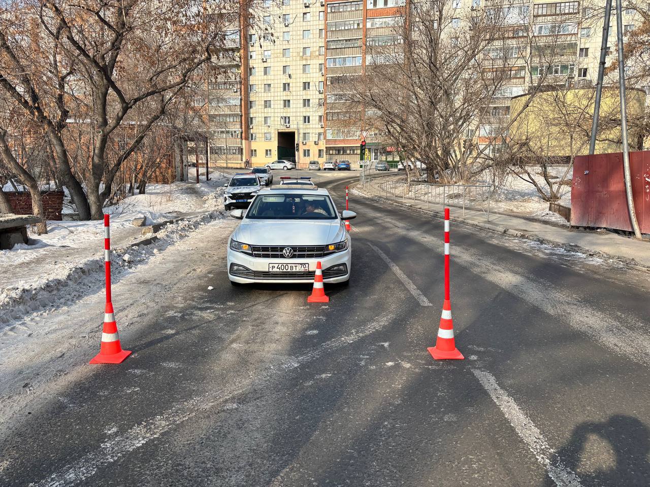 В Тюменской области в последние дни участились ДТП с участием детей. За 2 дня произошло 4 ДТП , два из них в детьми-пассажирами, два - с детьми пешеходами, переходившими проезжую часть вне пешеходных переходов.  Сегодня 10-летний мальчик сбит  автомобилем «Фольксваген»  на ул. Жигулевской в Тюмени. Предварительно, школьник спешил на тренировку, и хотел сократить маршрут, перебегал улицу вне пешеходного перехода. .  26-летняя водитель  «Фольксвагена» не успела вовремя среагировать и остановиться. Пострадавший подросток  получил ушиб бедра.  С началом весны число ДТП с участием детей может увеличиться: дети чаще бывают на улице,  в том числе без сопровождения взрослых, - сказал начальник Управления Госавтоинспекции Тюменской области Андрей Миллер, - За 2 месяца этого года в Тюменской области произошло 45 ДТП с участием детей, 3 ребенка погибли, 51 ранен. Большая просьба к родителям школьников ежедневно напоминать им о правилах безопасности на дороге, а также быть очень аккуратными при перевозке детей в автомобилях, - отметил Андрей Миллер.  Сотрудники Госавтоинспекции примут участие в родительских собраниях и проведут дополнительные уроки дорожной безопасности со школьниками.