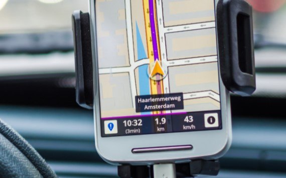 Немкин рассказал о распространении мошеннических действий с мобильными приложениями для владельцев автомобилей   globalmsk ru news id 78233 Антон Немкин член комитета Государственной думы по информполитике технологиям и связи сообщил что в России увеличилось количество мошеннических действий с мобильными приложениями для владельцев автомобилей Информацию об этом предоставило издание РИА Новости со ссылкой на источник Вредоносные программы для телефонов маскируются под полезные сервисы В последнее время фиксируется рост мошеннических схем связанных с распространением вредоносных мобильных приложений под видом полезных сервисов для автомобилистов антирадаров навигаторов приложений для отображения камер и дорожной обстановки рассказал Антон Немкин Злоумышленники предлагают водителю скачать бесплатную программу либо заплатить за нее меньше Сами же при этом получают доступ к его данным Депутат сообщил что в основном фейковые программы распространяются с помощью Telegram канал