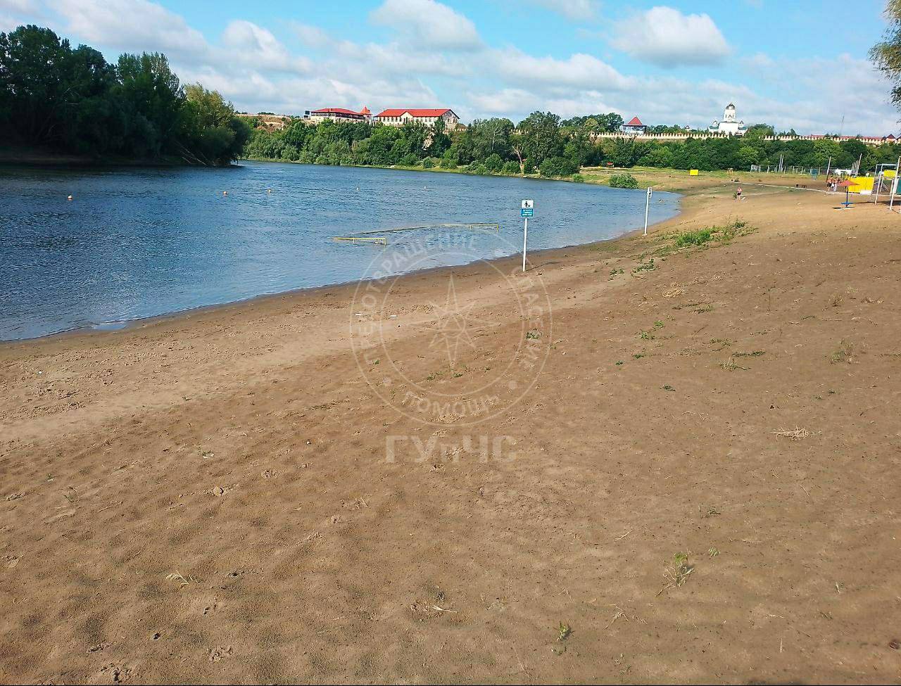 Спасли жизнь на воде На городском пляже в Бендерах 7 июля едва не утонул 18-летний парень. Он зашёл в воду, чтобы освежиться, хотя плавать не умел. В какой-то момент его начало уносить течением на глубину. В районе 7-го буя, всего в 6 метрах от берега, бендерчанин стал захлёбываться и звать на помощь. Дежурные спасатели молниеносно отреагировали: вплавь добрались до утопающего и вытащили его на берег. Госпитализация не потребовалась. Это седьмая спасённая жизнь с начала купального сезона! Пресс-центр МВД ПМР