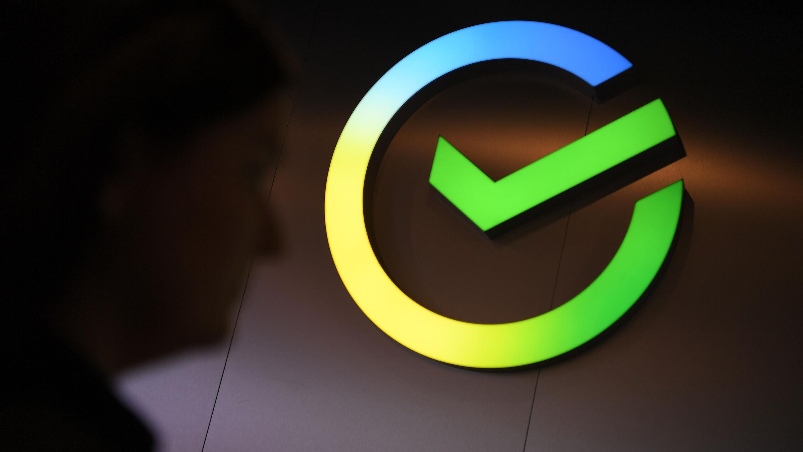 Почти 40 российских компаний используют искусственный интеллект ИИ в автоматизации бизнес процессов сообщил в рамках конференции Sber Process Mining зампред правления Сбербанка Анатолий Попов Искусственный интеллект прочно вошел и в корпоративную практику 39 организаций уже используют ИИ агентов и ИИ ассистентов для решения различных задач документооборота финансов и HR сказал он об итогах исследования СберАналитики и Сбер Бизнес Софт Также Попов отметил что чаще всего в компаниях автоматизируют документооборот и обработку заявок 70 бухгалтерию и финансовый учет 55 HR процессы 34 стратегическое планирование 34 и поддержку клиентов 30 В каждой четвертой компании продажи и маркетинг по 25 а 19 компаний используют ИИ для решения креативных задач Более того 45 респондентов отмечают что внедрение инструментов автоматизации позволило компании быстрее решать типовые задачи