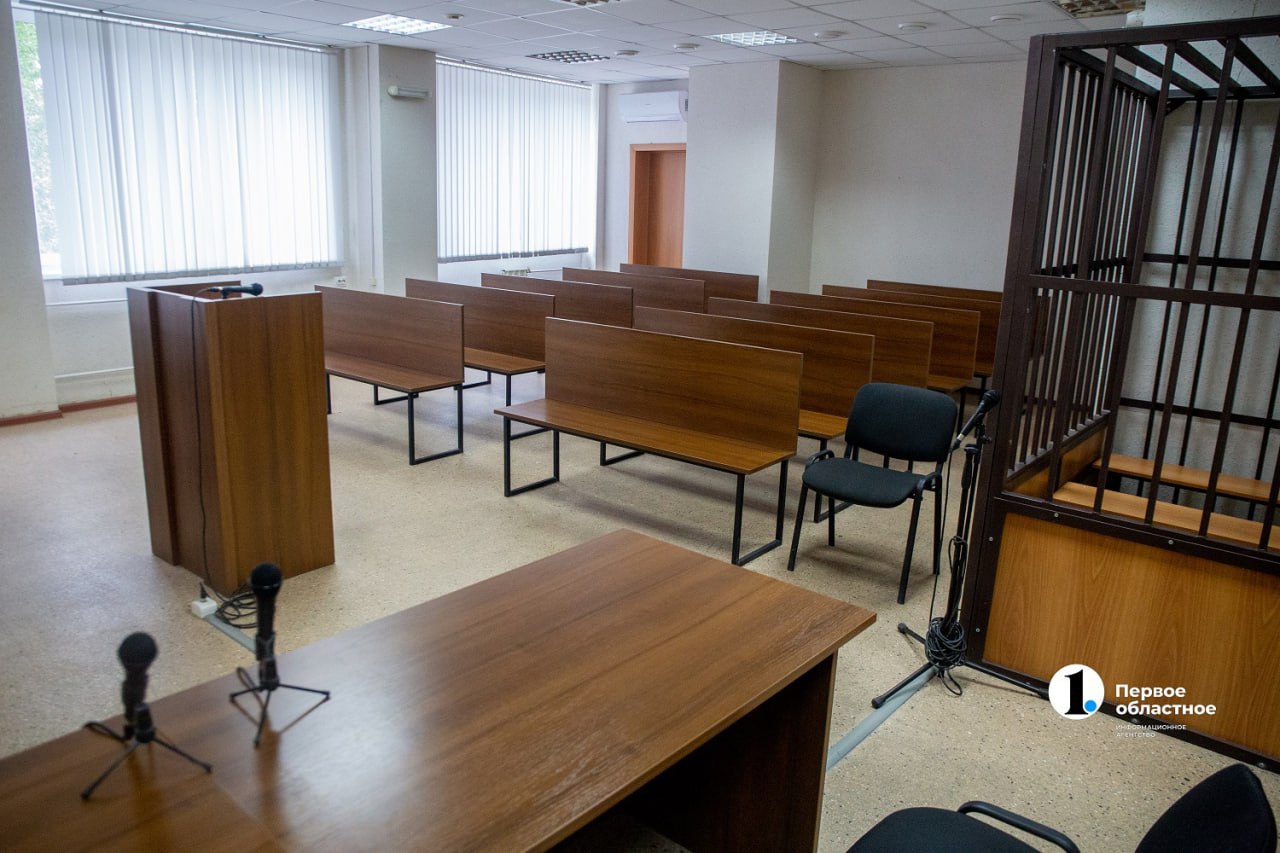 В Челябинске будут судить двух руководителей управляек за хищение 17 6 млн рублей Директор и начальник планово экономического отдела УК Парк Сервис Домоуправ Челябинск и Домоуправ Сервис на протяжении года составляли фейковые документы о выполнении несколькими ИП ремонтных работ в подъездах домов Деньги которые жильцы заплатили якобы за ремонт женщины присвоили Их обвинили в мошенничестве в особо крупном размере Приговор им вынесет Центральный районный суд Челябинска Подписаться Прислать новость Подпишись на МАХ