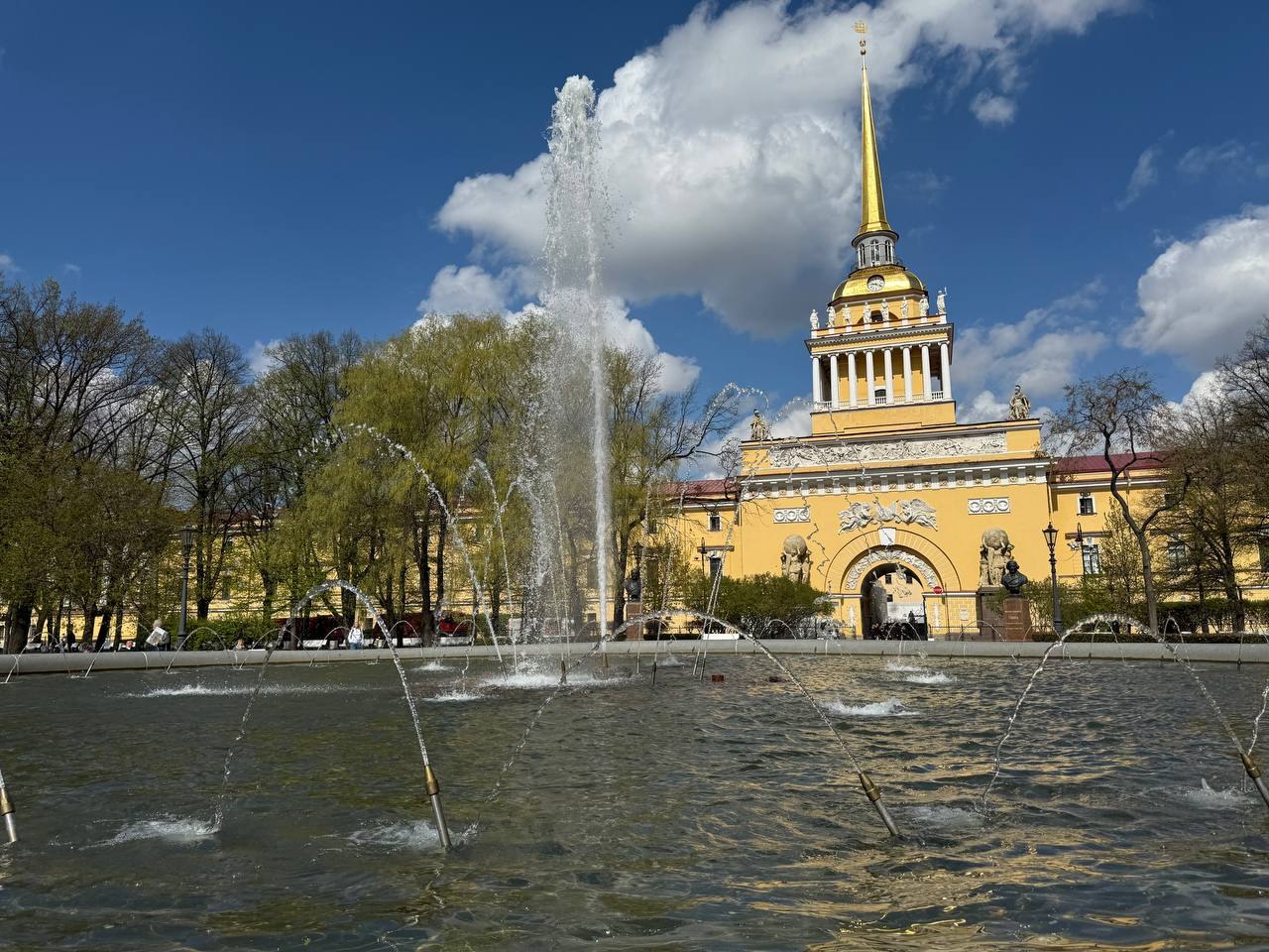 Фонтаны Петербурга в "Ночь музеев" будут работать круглосуточно В ночь на 18 мая полюбоваться можно будет фонтанами: • у здания Эрмитажа на Дворцовой набережной; • у Адмиралтейства на Адмиралтейском проспекте; • на Манежной площади; • "Шар" на Невском проспекте; • у Казанского собора на Казанской площади. В обычные дни фонтаны в Петербурге работают с 9:00 до 22:00, светомузыкальные — на час дольше. пресс-служба "Водоканала"