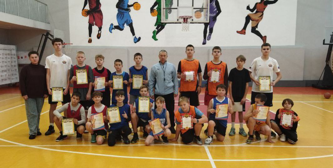 В Алчевской спортивной школе 1 имени С А Балина прошли праздничные мероприятия посвященные Дню народного единства 1 ноября 2025 года тренеры преподаватели Кирилюк Н В и Голикова А И провели открытый турнир по спортивной гимнастике Среди своих посвящённый Дню народного единства Все гимнастки показали яркие выступления и отличный уровень подготовки Победители и призеры были отмечены грамотами и медалями Выпускница отделения спортивной гимнастики Колосова Екатерина была отмечена благодарностью за активную помощь в судействе соревнований Подробнее читайте на нашем сайте