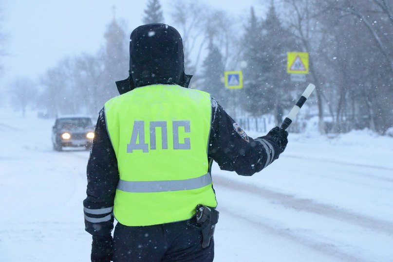 В Ширинском районе задержаны трое нетрезвых водителей  Госавтоинспекция Хакасии рассказала, что на автодороге Ачинск – Ужур – Шира – Троицкое автоинспекторы остановили автомобиль «Geely», за рулем которого находился 41-летний житель села Борец. У него были признаки алкогольного опьянения, а также отсутствовали права на управление. Освидетельствование показало 0,78 мг/л алкоголя в выдыхаемом воздухе. Водителя отстранили и назначили десятидневный административный арест.  Утром в деревне Талкин Ключ был задержан 26-летний водитель «ВАЗ-21074», который отказался проходить освидетельствование и пытался скрыться от полиции. Суд назначил ему штраф в 2500 рублей. Также ему грозит штраф в 45 тысяч рублей и лишение прав на срок до 2 лет за непрохождение медосвидетельствования.  Кроме того, в селе Туим была остановлена 41-летняя женщина за рулем «Nissan Teana» с признаками опьянения. Она также отказалась от освидетельствования и не имела прав. В отношении нее составлен административный материал, предусматривающий штраф до 45 тысяч рублей или арест на срок от 10 до 15 суток.    Вести. Хакасия   Подписаться