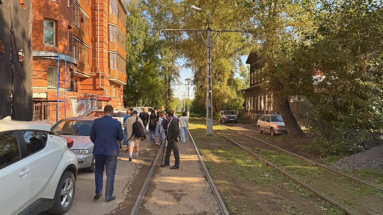 Сегодня вместе с мэром и генеральным директором Трамвайно троллейбусного управления проехали на трамвае от депо до пересечения Фрунзе и Советской С прошлого года в Томске появились пять новых трамваев и три троллейбуса Адмирал которые улучшили транспортную доступность для Зеленых горок Недавно закуплены новые автобусы для маршрутов 36 и 37 обслуживающих левый берег С прошлого года повысили зарплаты сотрудникам на 8 всем дополнительно водителям троллейбусов на 22 водителям трамваев на 15 что помогло сохранить и вернуть персонал Обсудили завершение ремонта путей от Енисейской до Фрунзе работы заняли около месяца с небольшой задержкой Также рассмотрели необходимость ремонта на Розы Люксембург и площади Южной В ближайшие две недели планируется инвентаризация остановок Продолжается работа по приведению транспорта ТТУ к единому стилю Трамваи остаются отличной альтернативой автомобилям снижая нагрузку на дороги Сергей Сеченов ЕР70