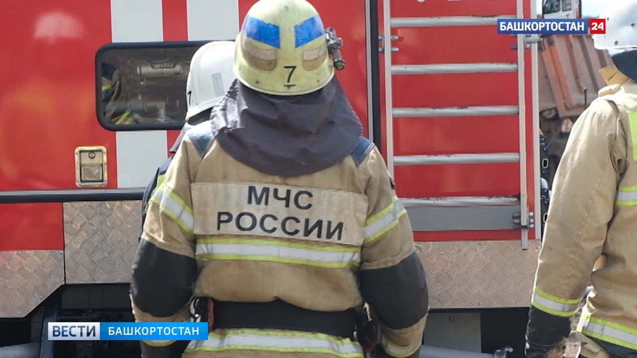 В Башкортостане при пожаре погибла 86-летняя пенсионерка Пожилая женщина погибла, другая - получила сильные ожоги В Туймазинском районе Башкортостана этой ночью произошёл пожар со смертельным исходом. Как рассказали в пресс-службе МЧС по РБ, в селе Дуслык Туймазинского района загорелся трехквартирный одноэтажный кирпичный дом. Огнем была охвачена квартира и металлическая кровля на площади 112 квадратов. 63-летняя женщина с ожогами экстренно госпитализирована в больницу в тяжелом состонии. При разборе завалов было обнаружено тело 86-летней хозяйки дома. “Причина пожара устанавливается. На месте работает следственно-оперативная группа и дознаватель МЧС России”, – добавили в ведомстве. Подписаться Сообщить новости