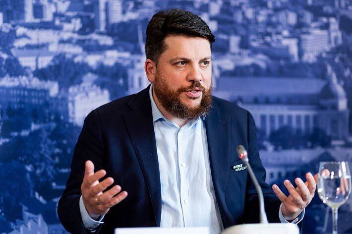 Премьер министр Литвы выступила за лишение Леонида Волкова ВНЖ после высказывания о Денисе Капустине Премьер Литвы Инга Ругинене заявила журналистам LRT что Леонид Волков не должен оставаться в Литве после высказывания о фейковой смерти Дениса Капустина По моему личному мнению такие высказывания неприемлемы и такой человек не должен оставаться в Литве сказала Ругинене Премьер добавила что окончательное решение должен принимать Департамент государственной безопасности после официального расследования