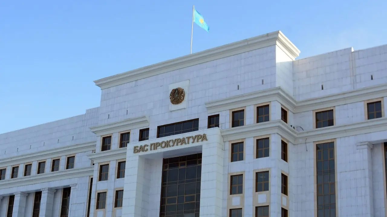 Генпрокуратура Казахстана наказала 225 чиновников за давление на инвесторов. В Казахстане 225 должностных лиц привлекли к ответственности за нарушение прав инвесторов, сообщили в Генеральной прокуратуре. С апреля прошлого года прокуроры оказали помощь 1350 инвесторам, в том числе из Франции, Турции, Китая, Сингапура и других стран. Решено более 800 проблемных кейсов. Общий объём инвестиций по этим проектам превышает 10 трлн тенге. Всего под наблюдением прокуратуры сейчас находятся 1130 значимых инвестиционных проектов на сумму около 64 трлн тенге. Особую роль в этом процессе сыграл так называемый «прокурорский фильтр», который запрещает госорганам без согласования с надзорным органом проводить проверки, привлекать инвесторов к ответственности, отзывать лицензии или расторгать контракты. Этот механизм уже узаконен и, по данным прокуратуры, помогает учитывать не только формальные нормы, но и здравый смысл. За это время прокуроры заблокировали более 880 решений, не допустили 360 проверок, 330 административных дел и около 200 ограничительных мер в отношении инвесторов. Как результат, количество исков от госорганов к инвесторам сократилось более чем на 25%, почти вдвое уменьшилось число административных и уголовных дел.