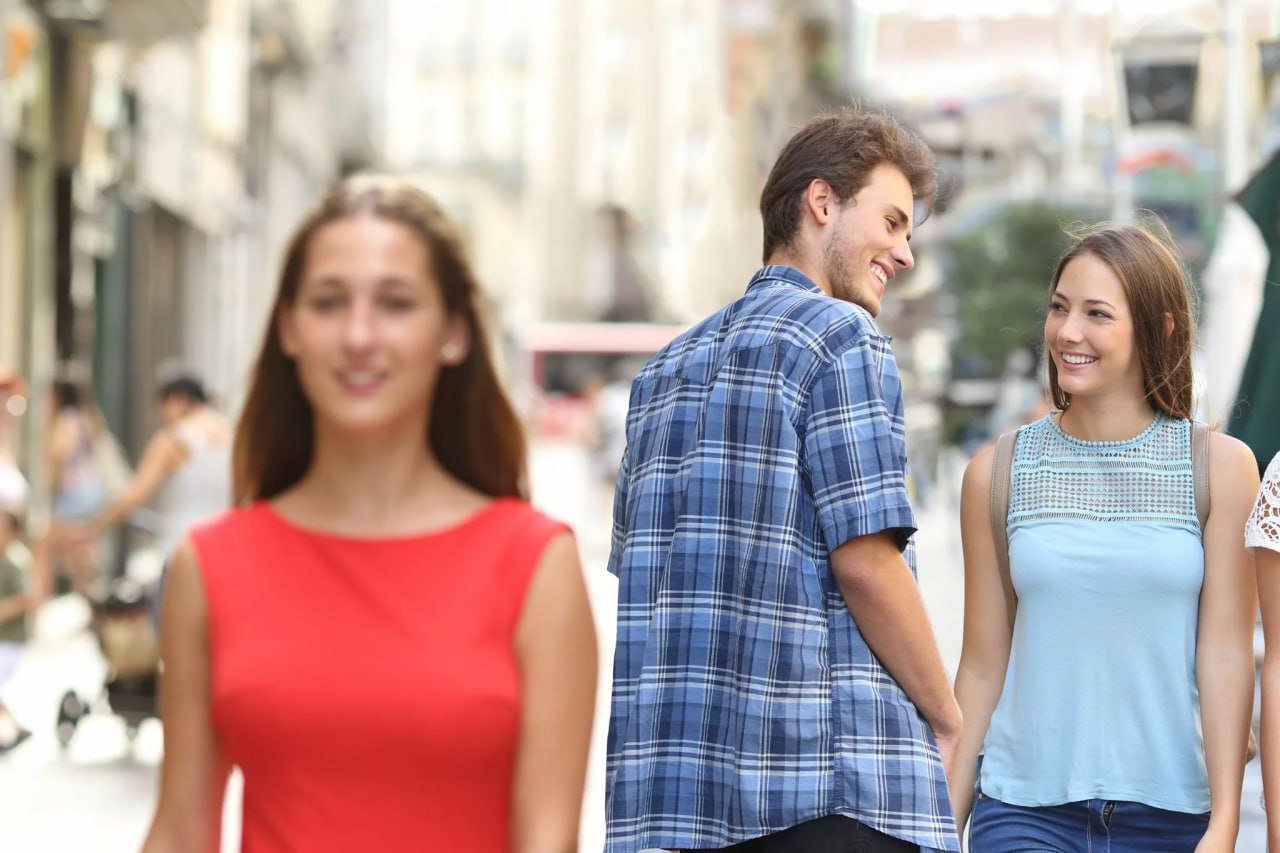 Полиаморию официально запретил Ватикан для католиков Папа Римский считает что подлинный брак требует исключительности и полной взаимной принадлежности двух равных по достоинству людей Он утвердил декрет призывающий паству стремиться к пожизненному моногамному браку с одним супругом Вопрос приемлемости полигамных и полиаморных отношений обсуждался церковью целых два года А как мы относимся к полиамории нормально хороших людей должно быть много осуждаю индифферентно Полигамия форма брака допускающая одновременный союз более двух супругов Полиамория форма отношений при которой один человек имеет сексуальные связи с несколькими партнерами с их согласия   Новости из Екатеринбурга