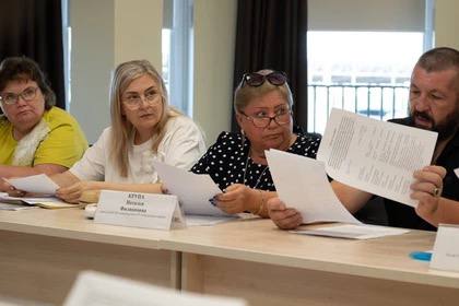 В школах Херсонской области вводят должность советника директора по воспитанию Губернатор Херсонской области Владимир Сальдо объявил о введении новой должности – советника директора по воспитанию в школах региона. Эта мера, как сообщается, предпринята в рамках реализации инициативы Президента России по усилению воспитательной работы в образовательных учреждениях. По словам главы региона, советники будут отвечать за формирование у школьников «прочных ценностей и жизненных ориентиров». Региональные власти провели обсуждение с педагогами для определения деталей новой воспитательной среды. Ожидается, что в следующем учебном году будет разработан и введен в действие единый региональный план воспитательной работы.