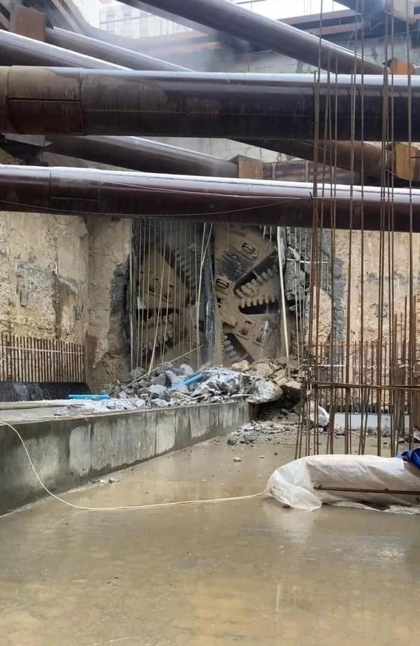 Владимир проложил второй тоннель между будущими станциями метро Площадь Свободы и Сенная Строительство первого тоннеля между новыми станциями завершили в марте После этого комплекс Владимир вернули на стартовый котлован Спустя почти семь месяцев он добрался до площади Свободы рассказали в телеграм канале МетроНН Наше Новое Впереди строительство тоннелей между площадью Свободы и станцией метро Горьковская а также установка оборудования и благоустройство Читать новости без интернета в МАХ