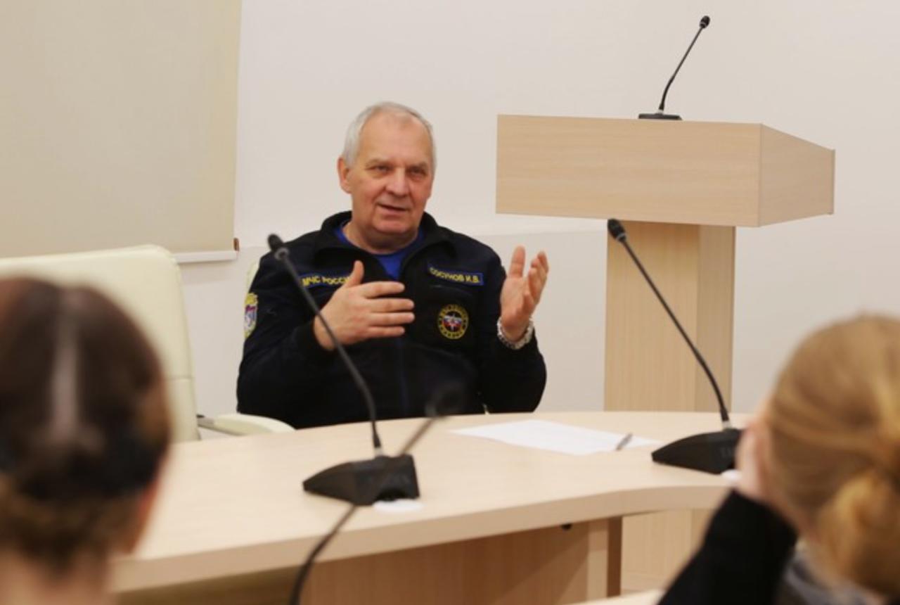 В Москве задержали замглавы научно исследовательского института МЧС России Его подозревают во взяточничестве Решение Игорю Сосунову вынес Замоскворецкий суд Москвы Под домашний арест отправлен и глава Научно исследовательского центра совершенствования защитных мероприятий института Николай Посохов Ему также инкриминируют получение взятки в особо крупном размере говорится в материалах дела с которыми ознакомился ТАСС Подробности дела пока не раскрываются но следствие рассматривает эпизоды связанные с их профессиональной деятельностью Подписаться на Говорит Москва Telegram VK MAX