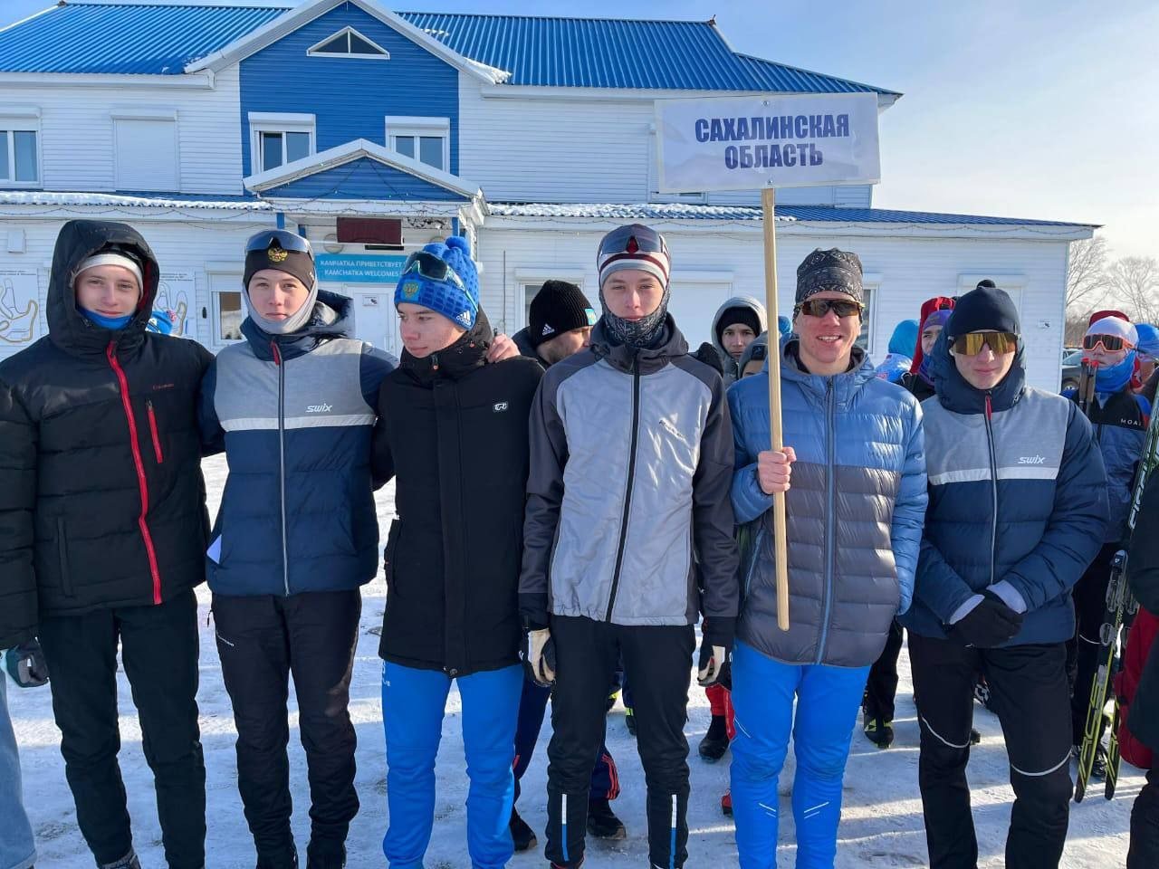 В Петропавловске-Камчатском проходит первенство Дальнего Востока по биатлону среди юношей и девушек в возрасте 15-16 лет.   Парни из областной школы зимних видов спорта уверенно преодолели гонку на 12,5 км с четырьмя огневыми рубежами, нашим удалось финишировать в первой десятке.   Андрей Панин;    Егор Потапов;  5 Григорий Касьян;   9 Игорь Коптяев.   Островитянам удаётся попасть в тройку призёров и на дистанции 10 км.   Матвей Кравцунов;    Данил Кравцунов.    Успех наших быстрых и метких разделяют их наставники Ирина Владимировна Гущина и Владимир Владимирович Нестеров.