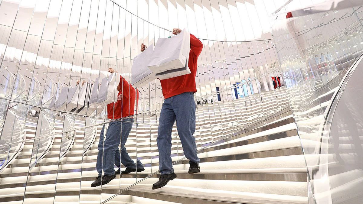 Почти две трети опрошенных социологами россиян 63 делали импульсивные покупки выяснилось по результатам ноябрьского телефонного опроса аналитического центра АЦ ВЦИОМ В нем приняли участие 1600 совершеннолетних респондентов по всей России Каждый третий 35 утверждает что он не делал незапланированные покупки 2 затруднились дать ответ Четыре года назад в 2021 г об опыте спонтанных покупок сообщали 57 россиян Оставшиеся 43 говорили что с ними такого не случалось