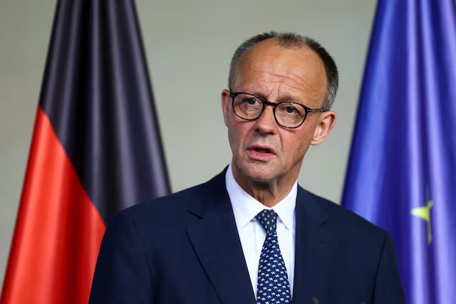 Reuters: Мерц: Германия конфискует замороженные российские активы, если это будет юридически возможно Канцлер Германии Фридрих Мерц заявил в интервью газете Die Zeit, что Германия и её союзники готовы перейти к конфискации замороженных российских активов, если это будет юридически допустимо. По словам канцлера Германии, также обсуждаются новые санкции против России в энергетическом и банковском секторах, а также дополнительные меры в отношении персональных санкций. «Возможность изъятия российских активов в настоящее время прорабатывается», — отметил Мерц. — «Если появится возможность использовать эти средства на прочной правовой основе, мы сделаем это. Однако мы также должны осознавать риски, которые такой шаг может повлечь за собой для европейского финансового рынка», — указал он. После того как президент России Владимир Путин направил войска на Украину в 2022 году, США и их союзники запретили любые финансовые операции с Центральным банком России и Министерством финансов, в результате чего были заморожены около 300 миллиардов долларов суверенных российских активов. Европейские лидеры хотят использовать эти средства для восстановления Украины, однако до сих пор не достигли соглашения о том, как обойти возможные юридические споры и не создать опасного прецедента в международной практике. В настоящее время рассматривается несколько вариантов. Ряд западных официальных лиц, в том числе в Германии и Европейском центральном банке, проявляют осторожность в вопросе прямой конфискации суверенных резервов, предупреждая, что такой шаг может столкнуться с правовыми трудностями и подорвать статус евро как резервной валюты. «Мы, главы государств и правительств, едины во мнении, что должны исчерпать все возможные варианты», — приводит слова Мерца Zeit. «Мы обсуждаем дальнейшие санкции в энергетическом и банковском секторах, а также дополнительные шаги в отношении активов и санкций против частных лиц», — резюмирует канцлер. На вопрос о возможном возобновлении проекта повреждённого газопровода «Северный поток – 2» Мерц ответил, что на данный момент у него нет действующей лицензии, «и это вряд ли изменится». Подписаться Сайт Х