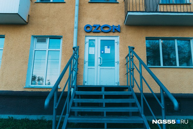 На маркетплейсе Ozon появился раздел с товарами омских производителей Такие же разделы есть для других городов и регионов Москвы Санкт Петербурга Карелии Ставрополя и так далее Сейчас в категории омских товаров представлено 11 продавцов Купить можно одежду для детей и взрослых сумки рюкзаки светильники и статуэтки Также можно отыскать зубную пасту наборы для выпечки хлеб и крупы Заказ товаров от омских производителей доступен всем пользователям Чтобы найти раздел нужно открыть каталог на главной странице маркетплейса затем нажать на вкладку Весь Ozon и выбрать Сделано в России Со временем категория будет пополняться