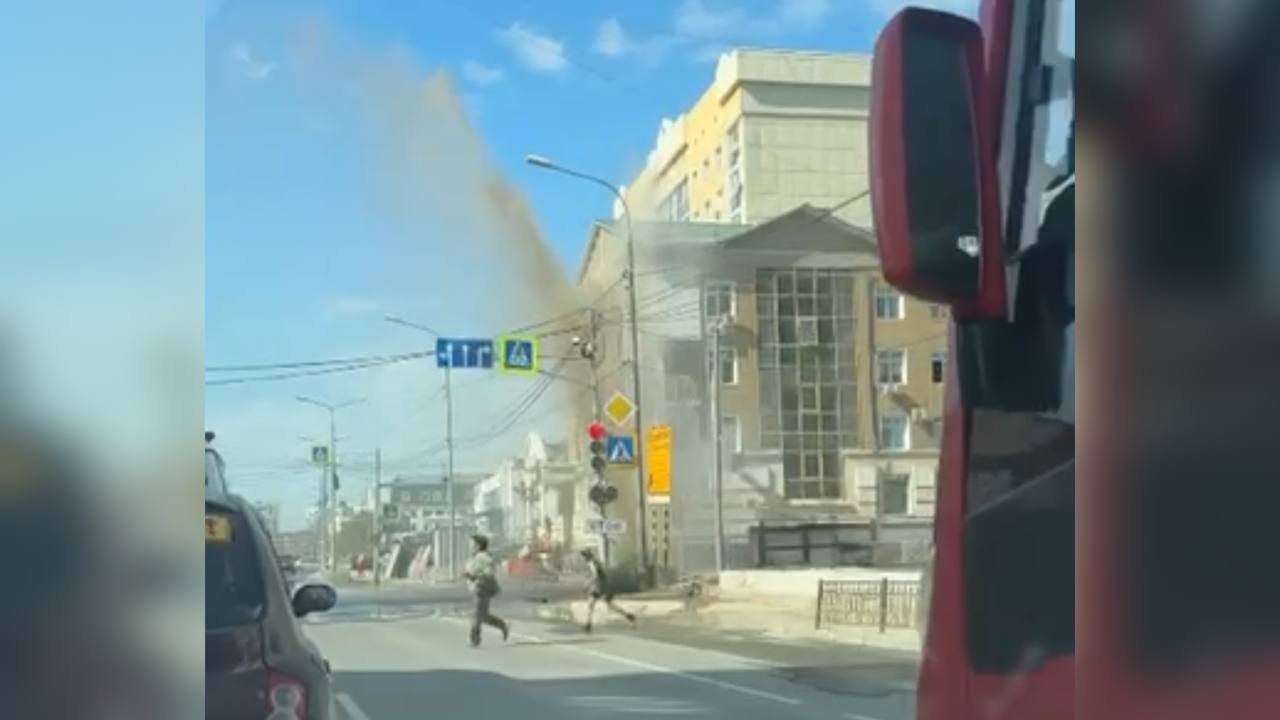 В Якутске произошёл настоящий водный апокалипсис Днём 25 августа на перекрёстке улиц Фёдора Попова и Бестужева Марлинского прорвало трубу Очевидцы сняли на видео как фонтан грязной воды взметнулся на высоту почти шестого этажа зрелище не для слабонервных По информации Водоканала причиной аварии стали буровые работы которые проводила сторонняя организация Повреждён участок магистрального трубопровода Сейчас аварию устраняют С 11 30 некоторые районы остались без холодной воды Под отключение попали несколько кварталов и ряд учреждений включая медколледж и глазную больницу ЯСИА Все новости Якутии на NewsOfYakutia