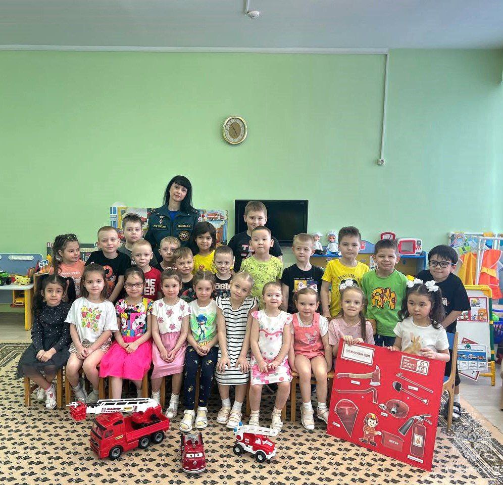 Сотрудники 5 пожарно-спасательного отряда систематически проводят различного рода мероприятия по безопасности жизнедеятельности с подрастающим поколением. На майских занятиях сотрудники МЧС рассказали воспитанникам детских садов правила безопасного поведения «Один дома». Дошколята на занятиях узнали правила обращения с электроприборами, обсудили номера экстренных служб и действия в случае возникновения пожара. Школьники также получили знания по пожарной безопасности и сезонным рискам, а ещё поближе познакомились с профессией пожарного.Огнеборцы не только рассказали про свои рабочие будни, но и показали свою амуницию, которую каждый смог примерять на себя. «В деле профилактики главная целевая аудитория – дети. Они наиболее уязвимы, беззащитны, в силу возраста не обладают многими знаниями. Потому сотрудники пожарной охраны регулярно проводят профилактические мероприятия в школах и детских садах, главная цель которых обучить подрастающее поколение правилам безопасного поведения, предотвратить возможные экстремальные ситуации и научить их осторожности», - рассказала сотрудник 5 пожарно-спасательного отряда Олеся Иванова. МЧС Ямало-Ненецкого АО