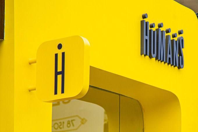 Центробанк Узбекистана передал материалы проверки по Humans в ГУВД Ташкента Центральный банк Узбекистана завершил проверку связанную с деятельностью Humans и передал собранные материалы в Главное управление внутренних дел Ташкента для правовой оценки сообщила пресс служба регулятора Проверка проводилась в платежной организации Octagram которая оказывала платежные услуги компании Humans По распоряжению Центрального банка в Octagram была сформирована специальная рабочая группа осуществившая комплексную проверку По ее итогам материалы были направлены в ГУВД Ташкента для рассмотрения в установленном законом порядке и принятия соответствующих мер В настоящее время ситуация связанная с Humans находится на изучении в органах внутренних дел столицы В Центробанке также рекомендовали гражданам пострадавшим в результате инцидента обращаться в правоохранительные органы Как сообщалось ранее с 4 по 8 декабря 2025 года часть пользователей сервиса Humans столкнулась с двумя волнами мошеннических списаний средств с банковских карт Утром 8 декабря в Центральный банк начали поступать обращения граждан о несанкционированных операциях совершенных через приложение Humans В ответ регулятор предписал платежному сервису Paylov приостановить P2P переводы с целью обеспечения требований безопасности и предотвращения возможного дальнейшего ущерба По состоянию на 9 декабря все платежные операции через Humans были полностью приостановлены В Humans заявили что уязвимость позволившая злоумышленникам осуществлять несанкционированные списания находилась в техническом контуре партнера компании платежного сервиса Paylov правообладателем которого является Octagram В Octagram в свою очередь отвергли обвинения о наличии технической уязвимости ставшей причиной инцидентов При этом отмечается что 6 декабря сотрудники Octagram предупредили ответственных представителей Humans Companies о выявленных подозрительных транзакциях после чего операции были временно остановлены На следующий день 7 декабря Humans Companies направила в Octagram официальное письмо в котором сообщила о принятых мерах по предотвращению мошеннических операций и на этом основании запросила возобновление платежей ТГ канал uzbekfintech