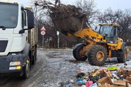 В ДНР прорабатывают вопрос о введении штрафов за несанкционированные свалки  Первый зампредседателя Народного Совета Республики Сергей Прокопенко сообщил, что депутаты парламента вместе с органами местного самоуправления обговаривают возможность установления ответственности за нарушение правил благоустройства. Это касается нарушений в соблюдении чистоты и порядка в общественных местах и местах отдыха граждан, и даже содержания кладбищ и других мест захоронений.   За создание несанкционированных свалок обсуждается возможность ввести наложение административного штрафа в размере от 2 000 до 15 000 рублей.    За неубранные снег и наледь депутаты предлагают ввести штраф от 1 000 до 30 000 рублей.