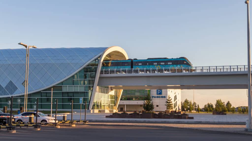 Уже на следующей неделе обещают запустить первый поезд LRT в Астане Аким столицы Женис Касымбек сообщил что запуск состоится 29 или 30 сентября Сначала поезд пойдет в сторону моста через станцию Мангилик ел По его словам в тестовом режиме будут работать 1 2 станции затем постепенно увеличат количество поездов и время работы Испытательный срок продлится от 3 до 6 месяцев kursivm kursiv news